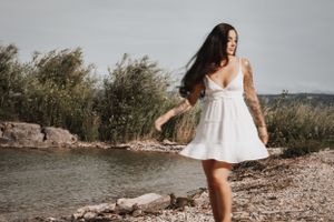Séance portrait en extérieur au bord du lac – Des clichés authentiques capturant votre personnalité
