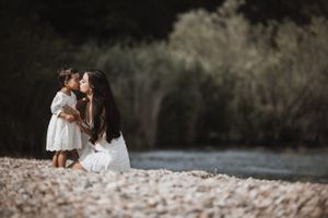 Photographe famille Neuchâtel – Maman et fille profitant d’un moment en nature