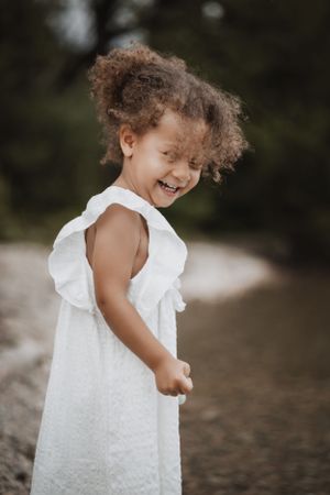 Portrait naturel d’une petite fille en extérieur à Neuchâtel