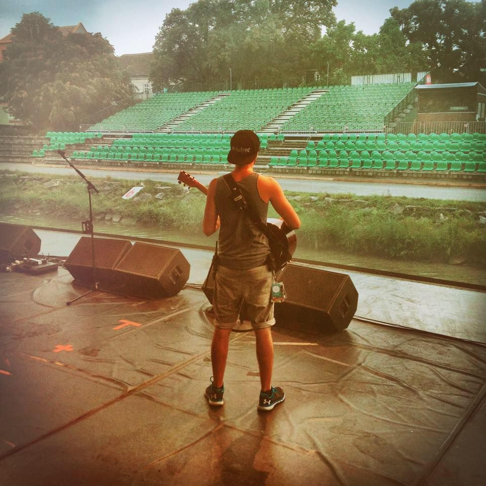 Ein Gitarrist steht auf der Bühne und testet seinen Sound vor dem Konzert.