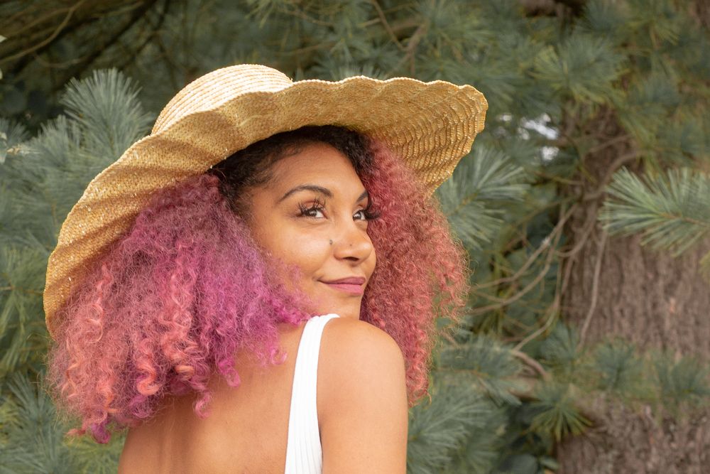 lady looking over her shoulder with a wide brim hat-Cyndi'z Lenz photography