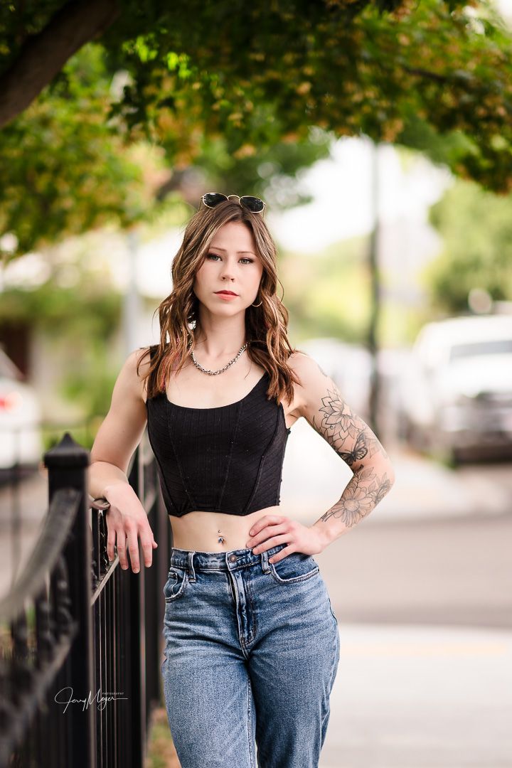 Boise Idaho Portrait and Senior Portrait Photographers. Posing ideas with hand on the waist for girls.