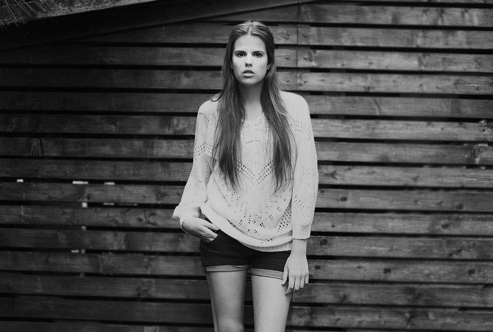 Intensives Schwarz-Weiß-Porträt einer Frau – emotionale Fotografie von Andrea Fotografie | klickundgluecksfotos.de