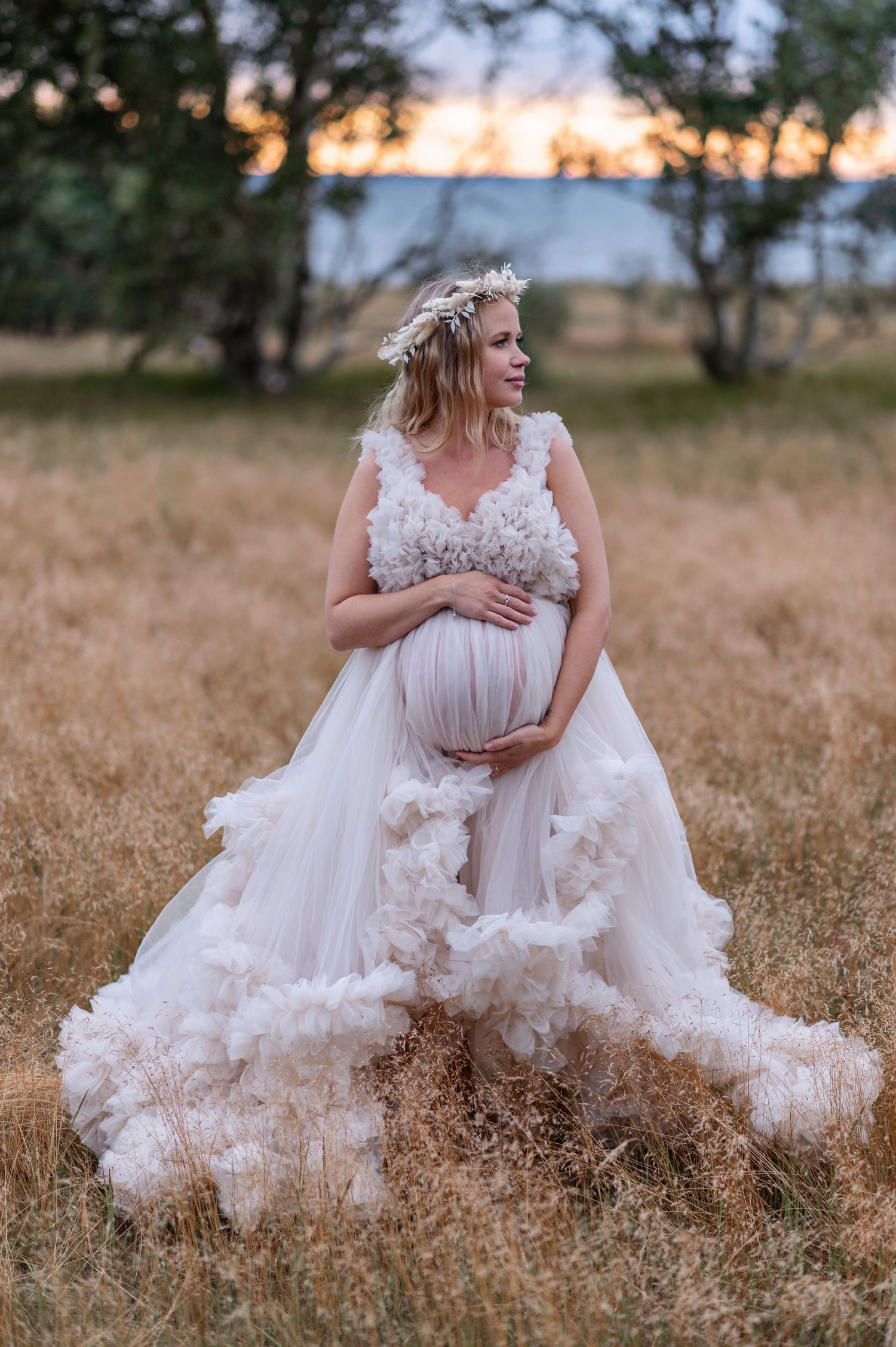 Gravidfotografering i fantastisk tyllklänning