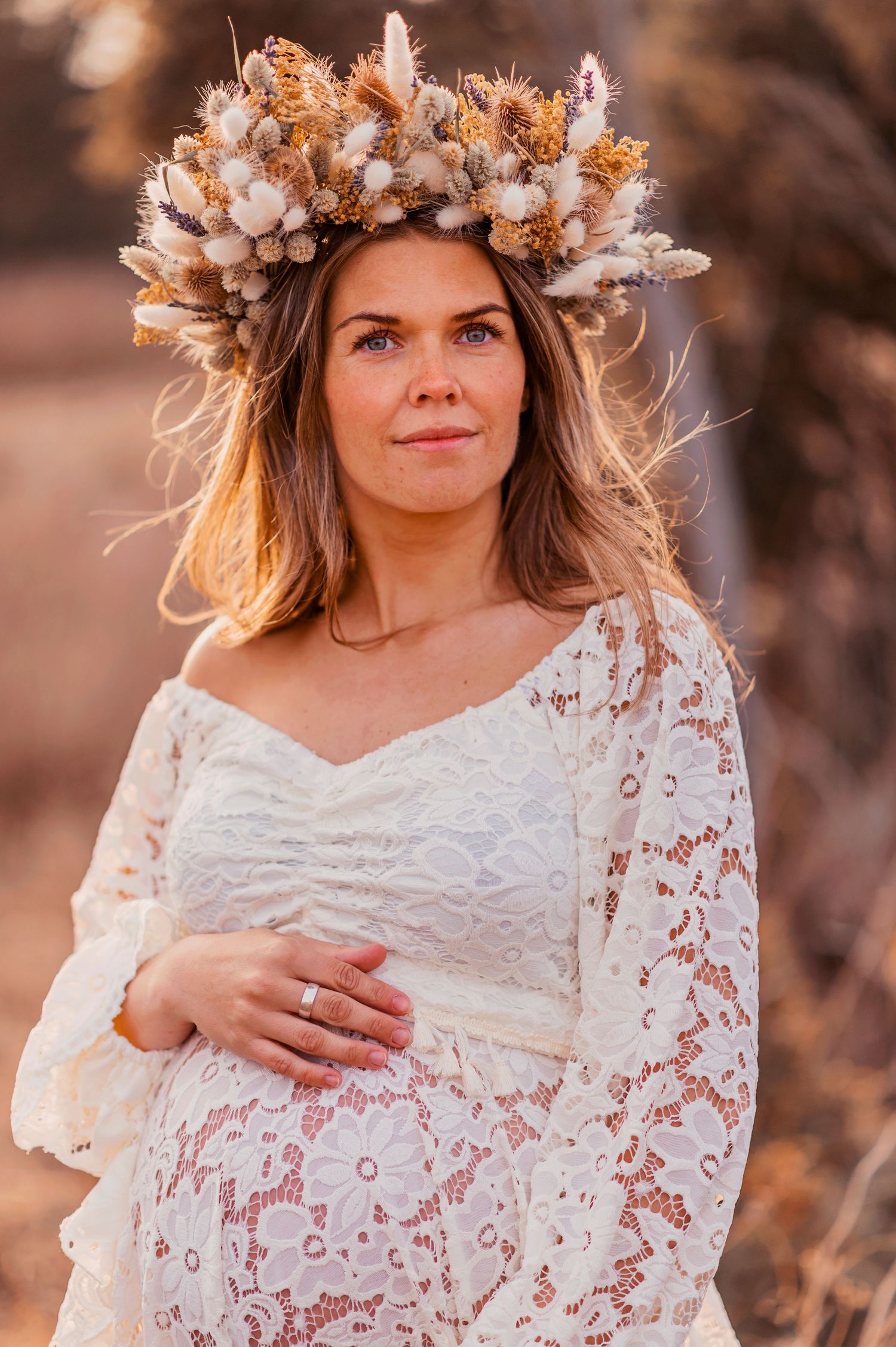 Gravidfotografering jämtland med fantastisk bohemisk blomkrans