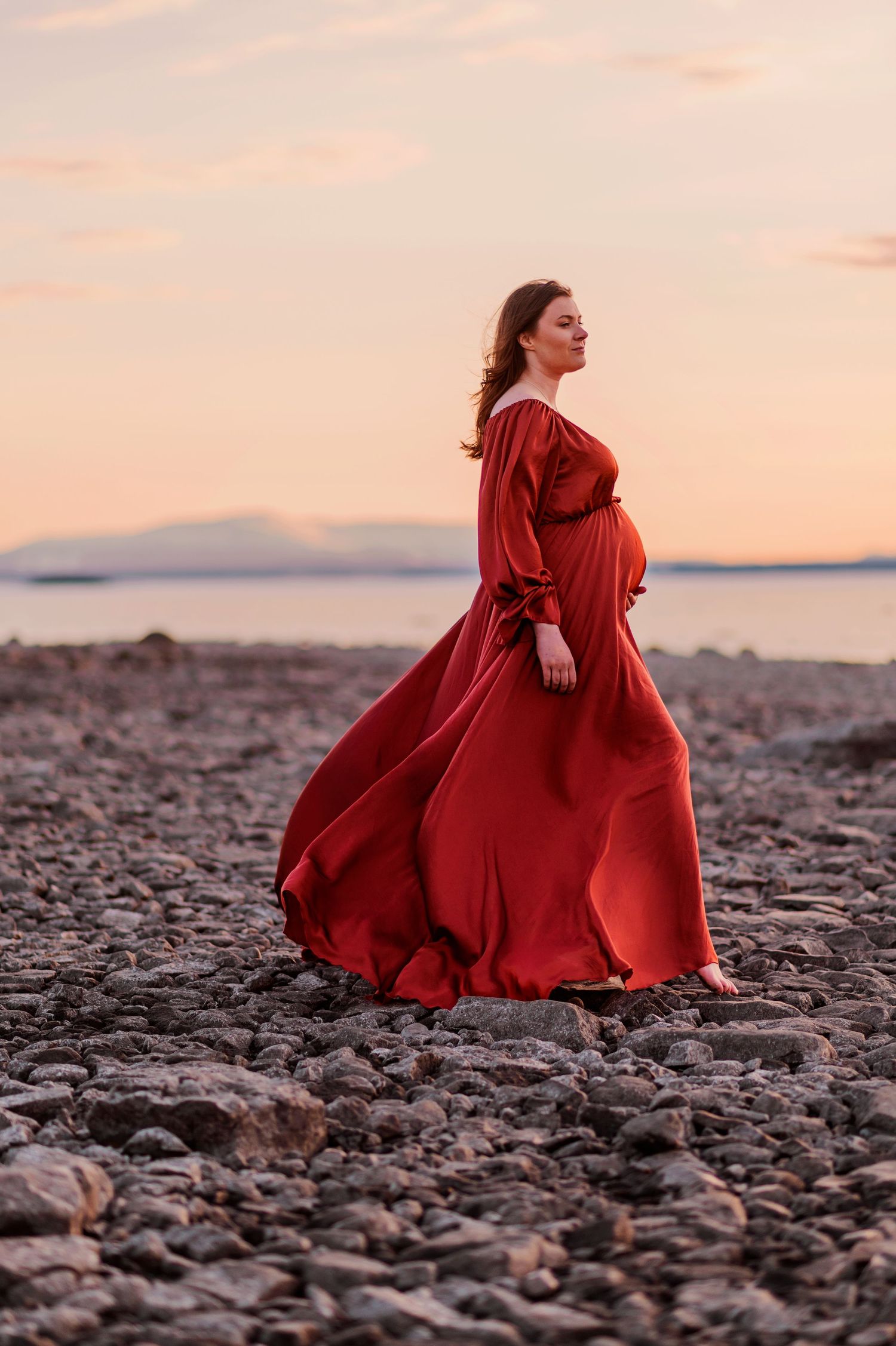 gravidfotografering vid Storsjöns strand med utsikt över fjällen