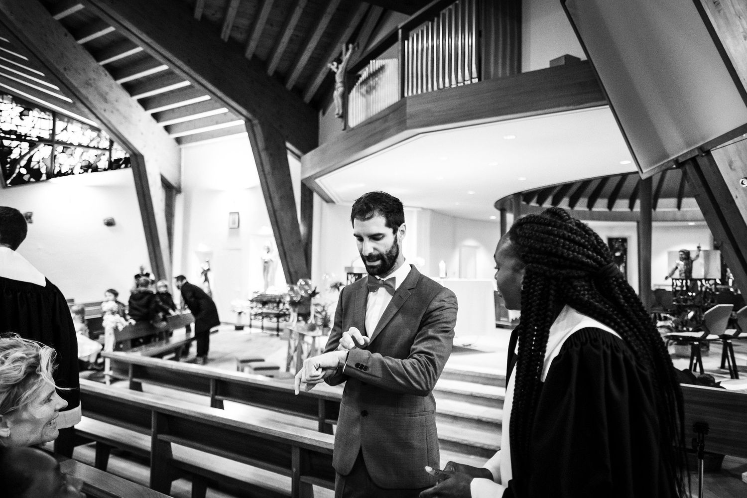 TLOOK photographe de mariage de style documentaire, Crans-Montana cérémonie à l'église