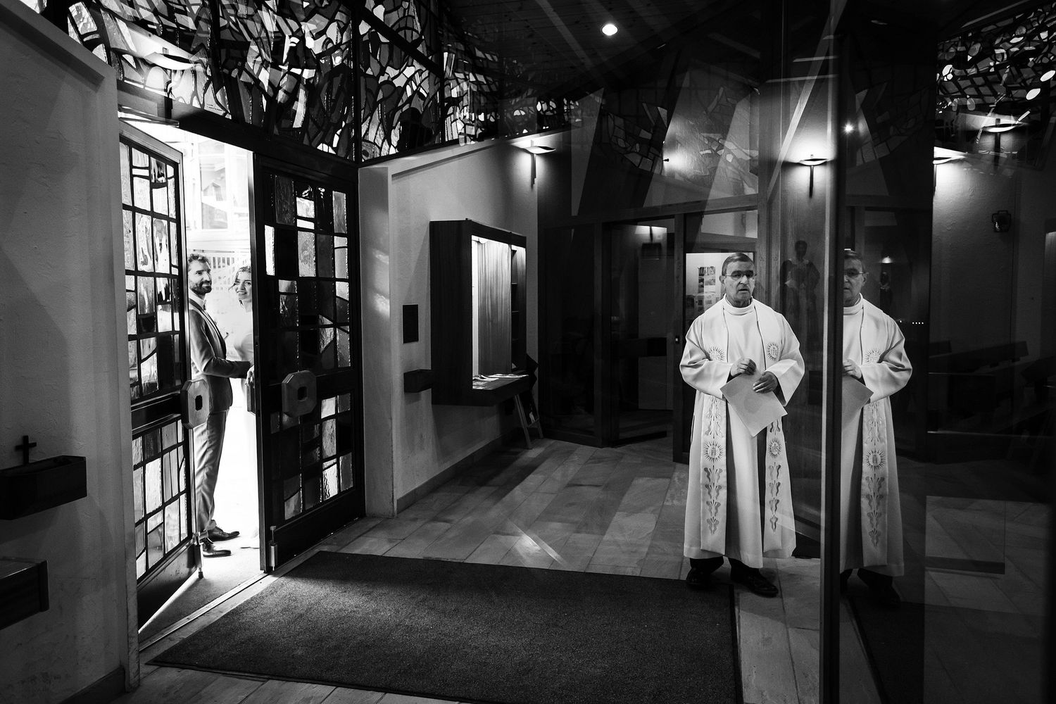 TLOOK photographe de mariage de style documentaire, Crans-Montana cérémonie à l'église