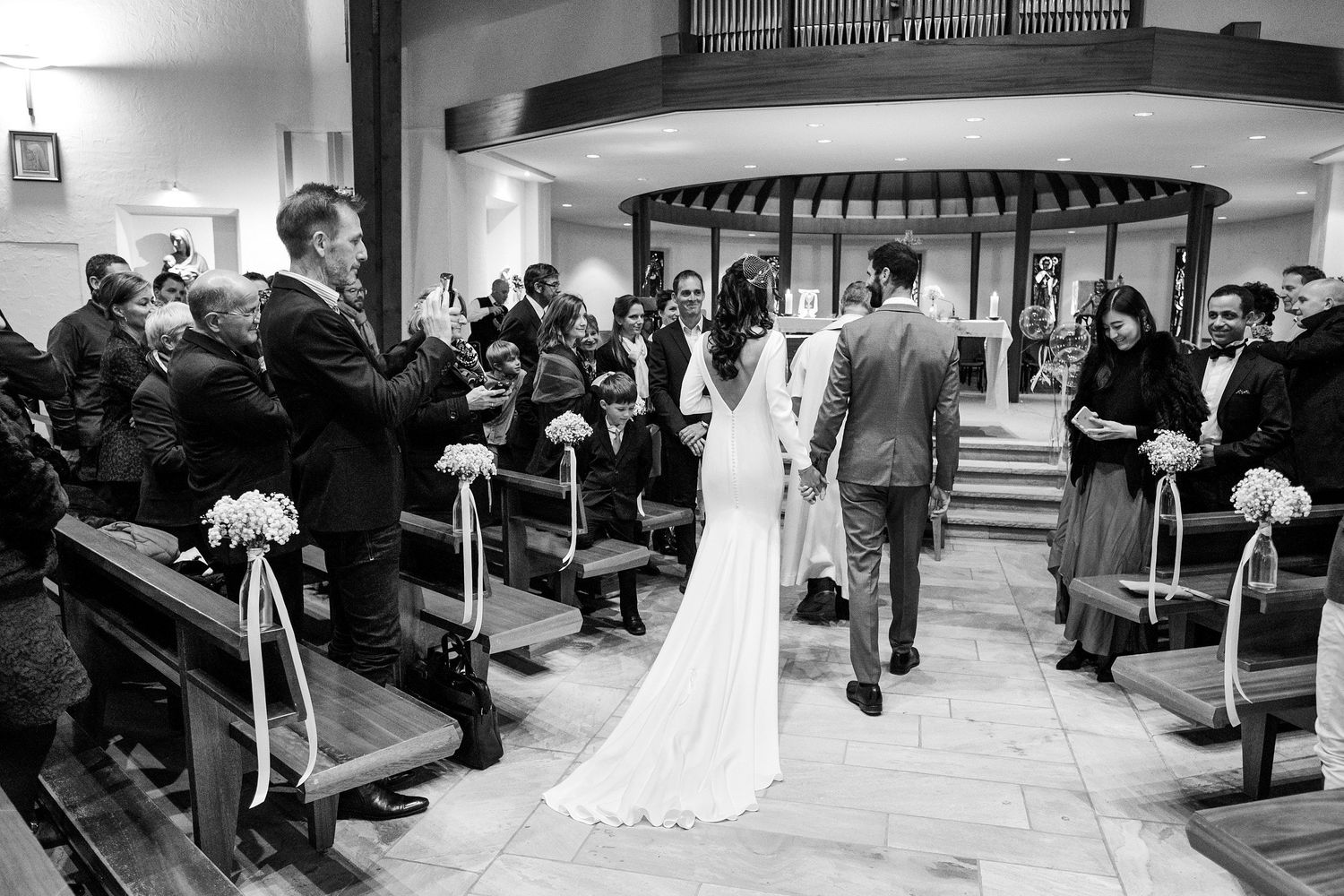 TLOOK photographe de mariage de style documentaire, Crans-Montana cérémonie à l'église