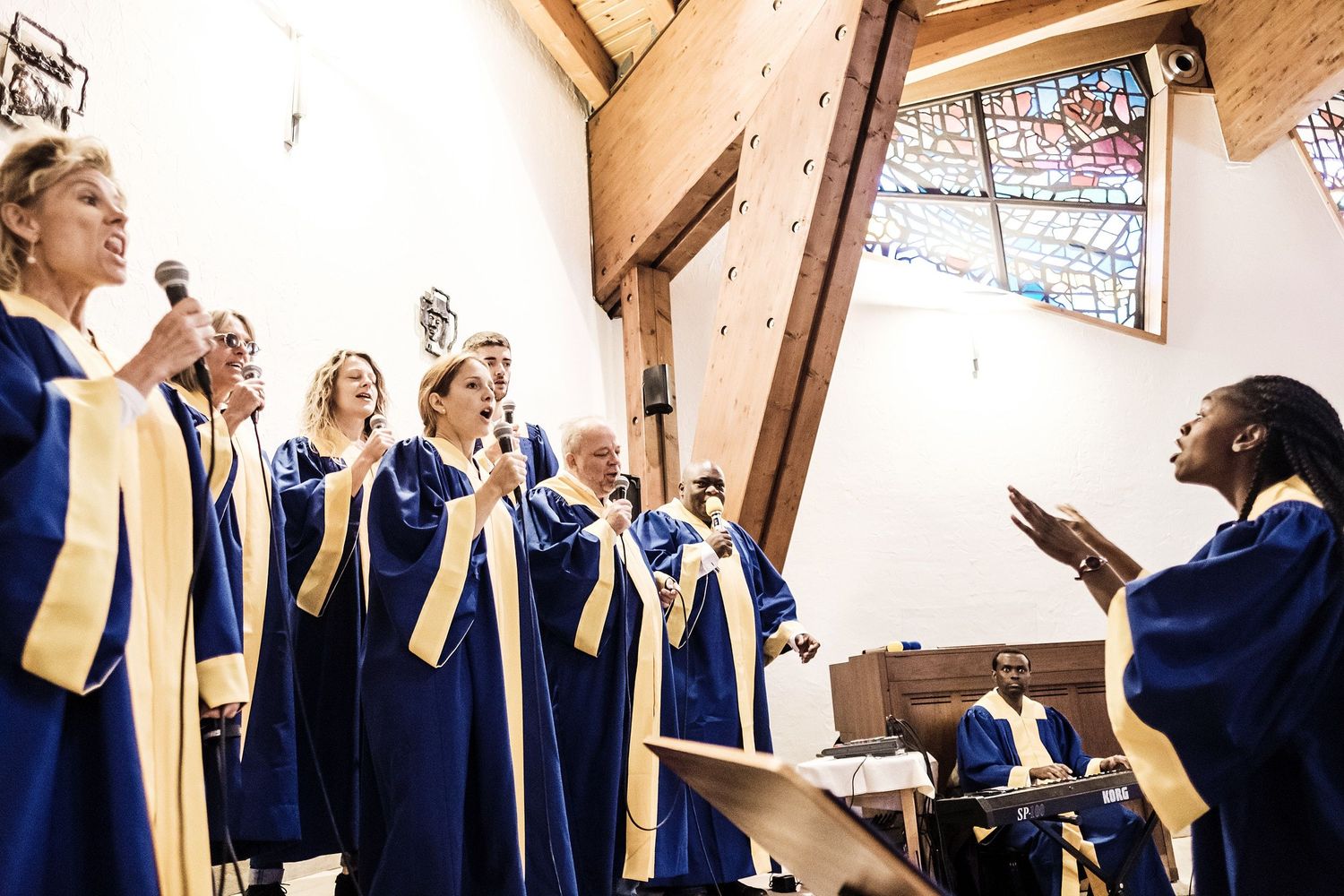 TLOOK photographe de mariage de style documentaire, Crans-Montana cérémonie à l'église gospel
