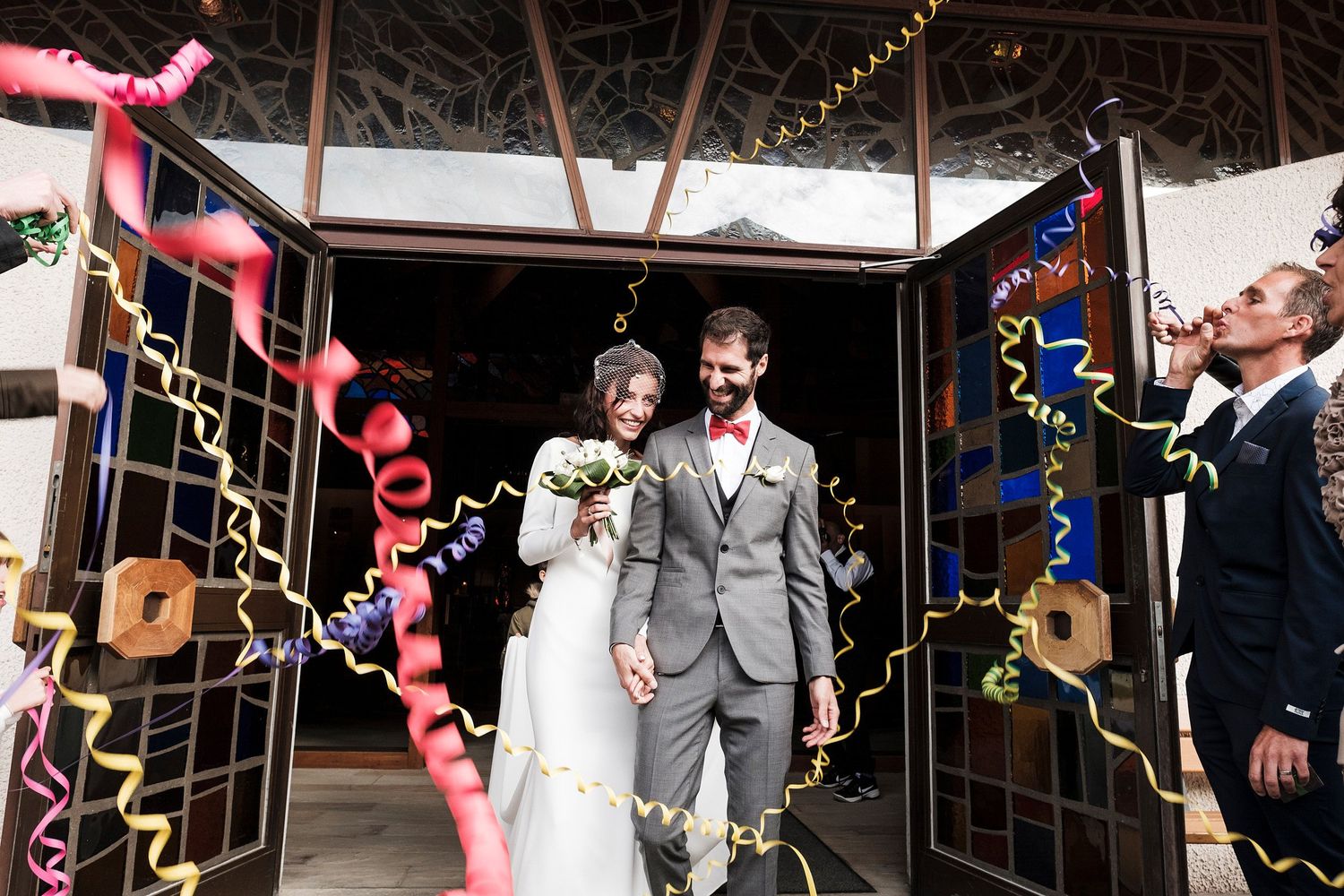 TLOOK photographe de mariage de style documentaire, Crans-Montana sortie des mariés à l'église
