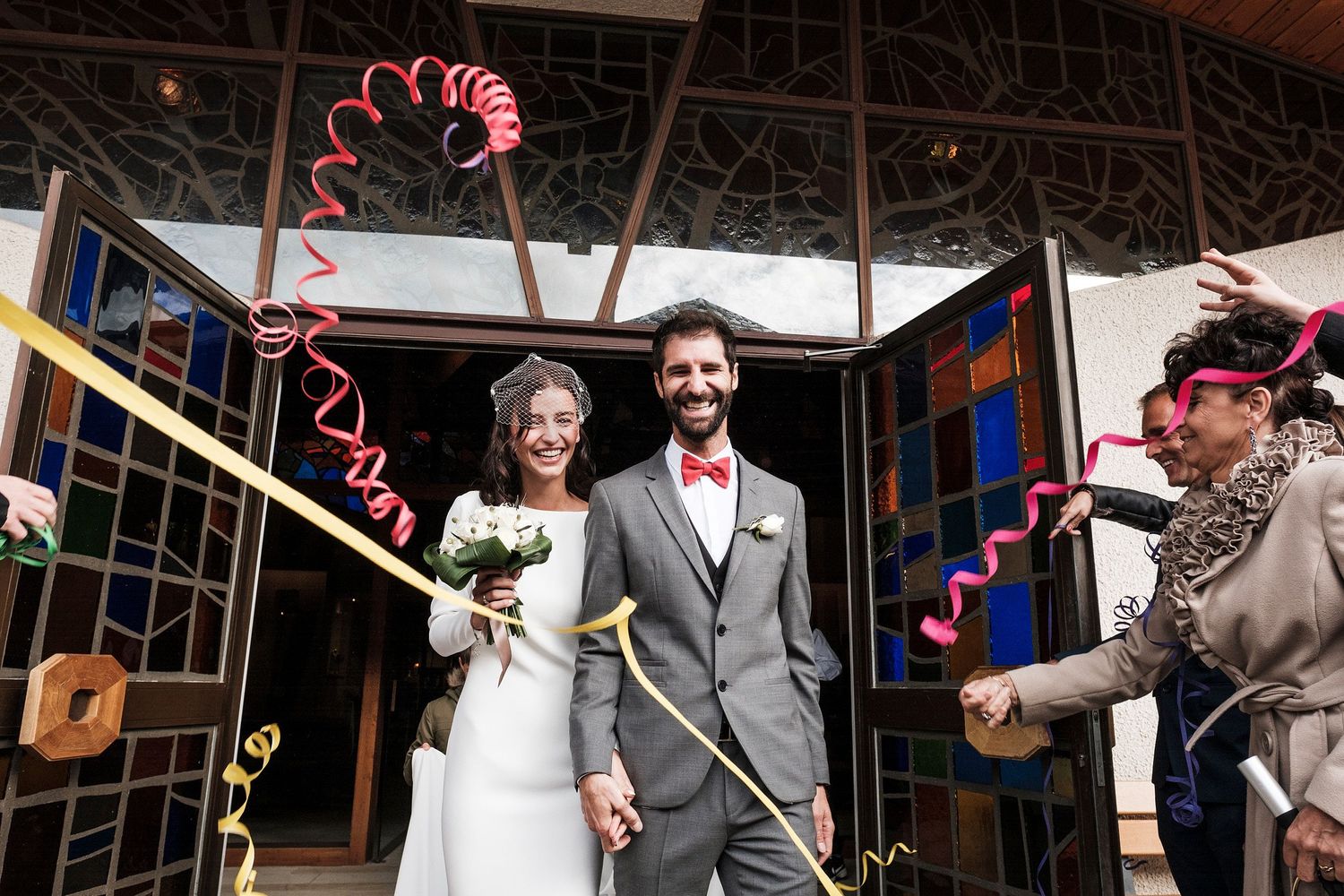 TLOOK photographe de mariage de style documentaire, Crans-Montana sortie des mariés à l'église