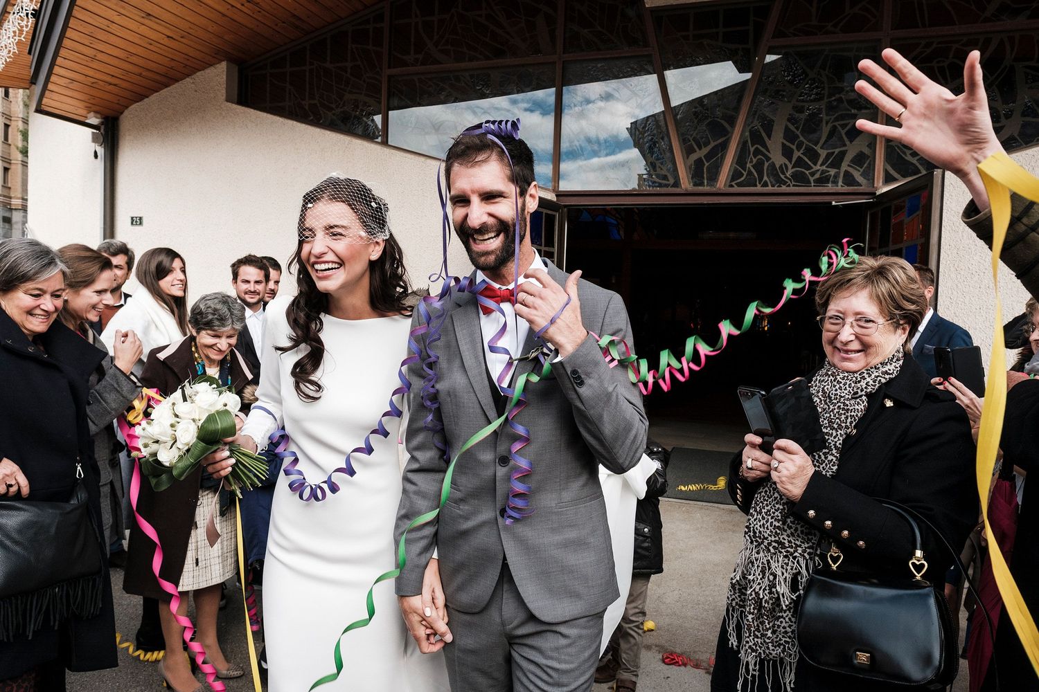 TLOOK photographe de mariage de style documentaire, Crans-Montana sortie des mariés à l'église