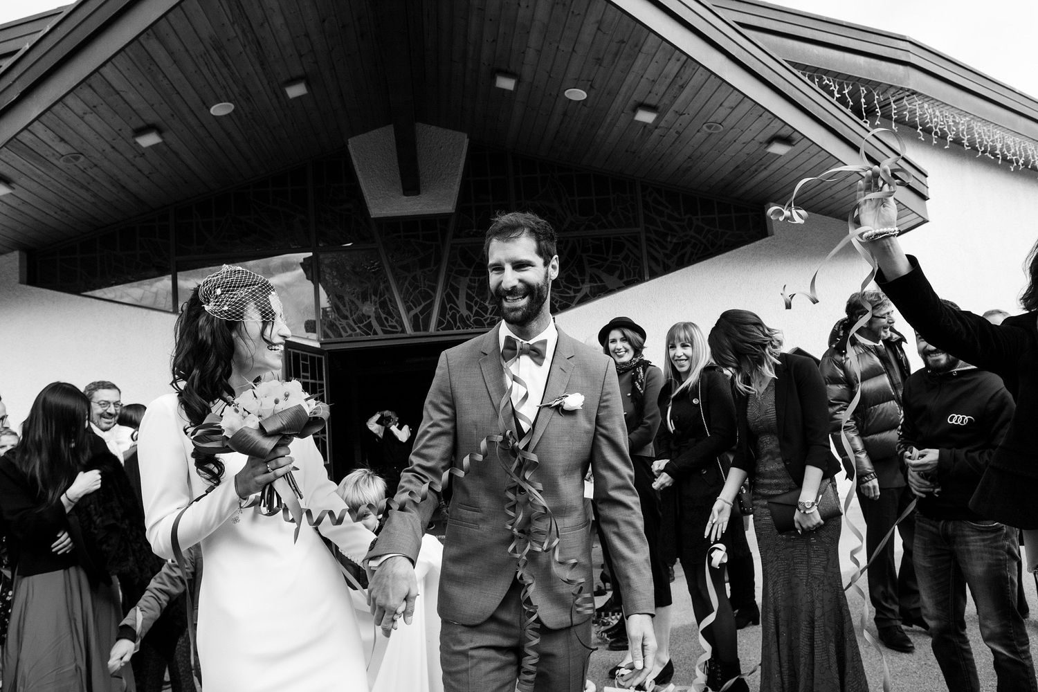 TLOOK photographe de mariage de style documentaire, Crans-Montana sortie des mariés à l'église