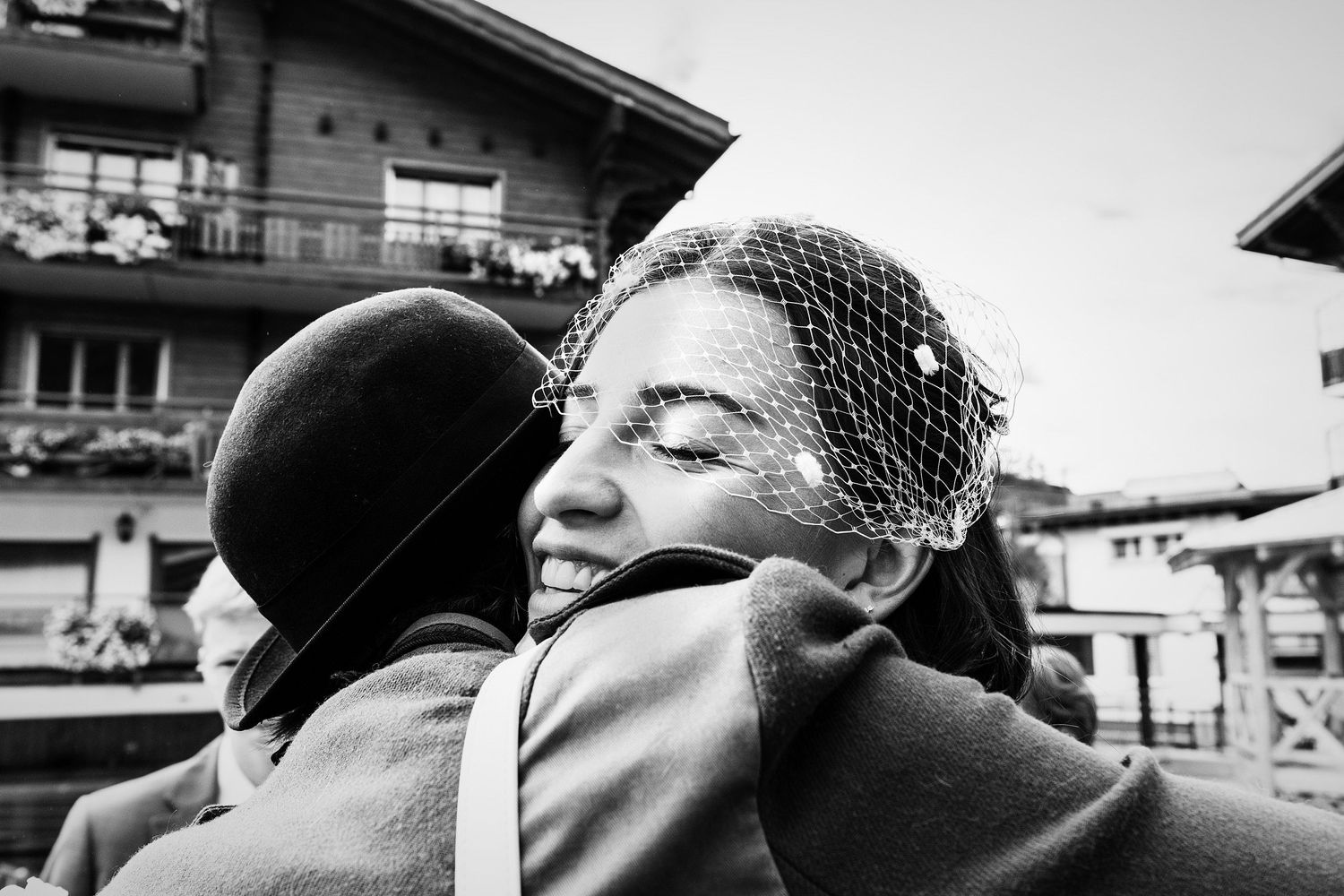 TLOOK photographe de mariage de style documentaire, Crans-Montana après la cérémonie félicitations