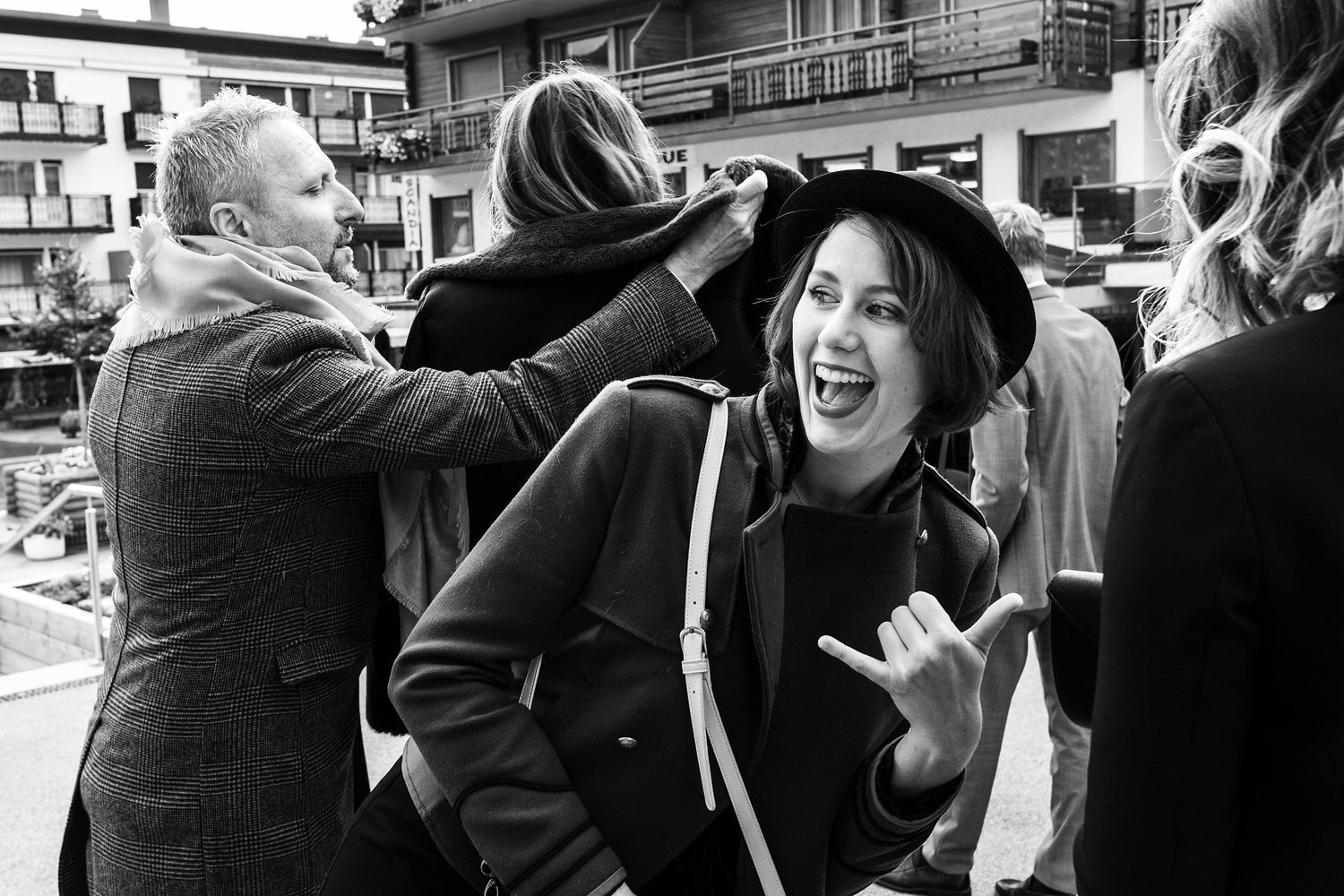 TLOOK photographe de mariage de style documentaire, Crans-Montana après la cérémonie félicitations
