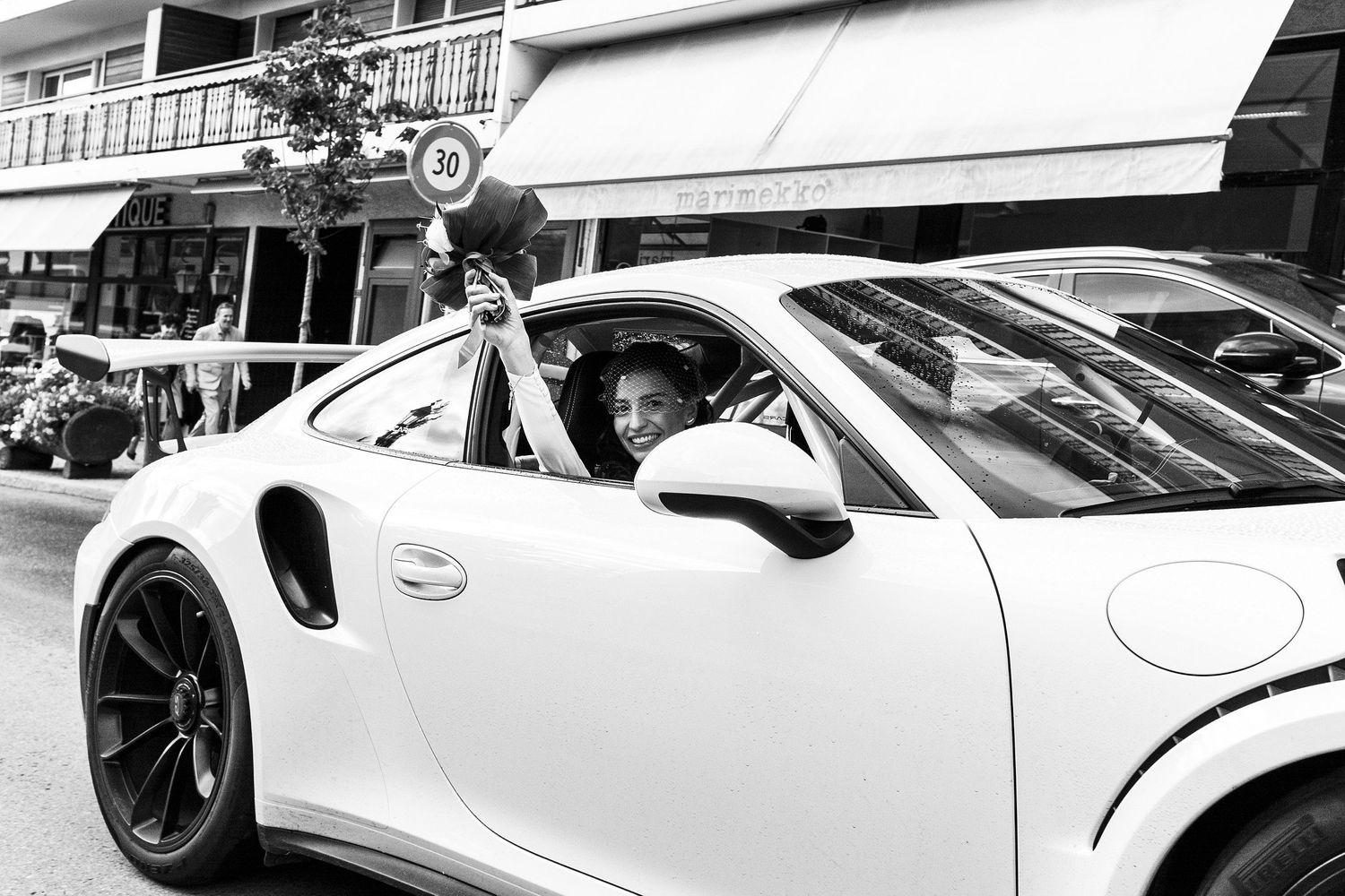 TLOOK photographe de mariage de style documentaire, Crans-Montana cortège voiture