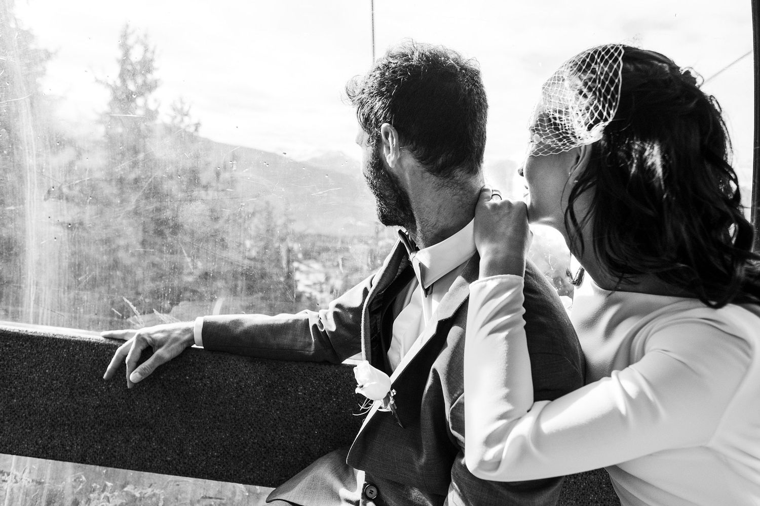TLOOK photographe de mariage de style documentaire, Chetzeron à Crans-Montana portraits dans les montagnes