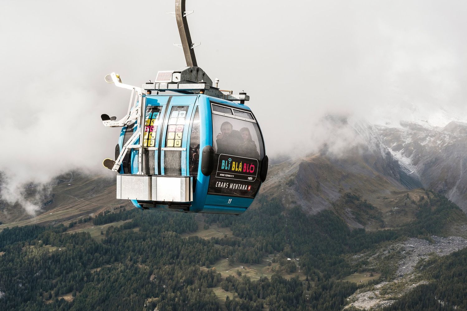 TLOOK photographe de mariage de style documentaire, Chetzeron à Crans-Montana portraits dans les montagnes