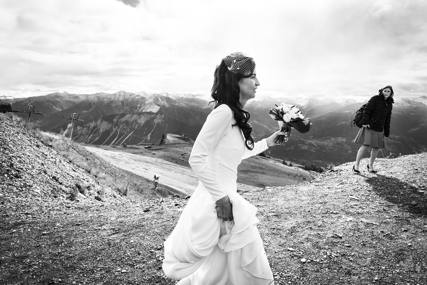 TLOOK photographe de mariage de style documentaire, Chetzeron à Crans-Montana portraits dans les montagnes
