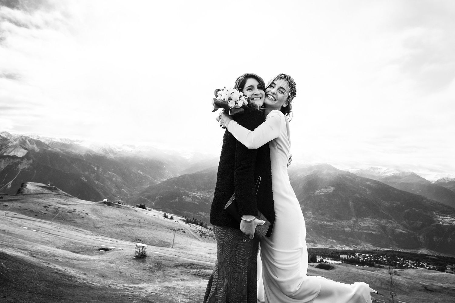 TLOOK photographe de mariage de style documentaire, Chetzeron à Crans-Montana portraits dans les montagnes