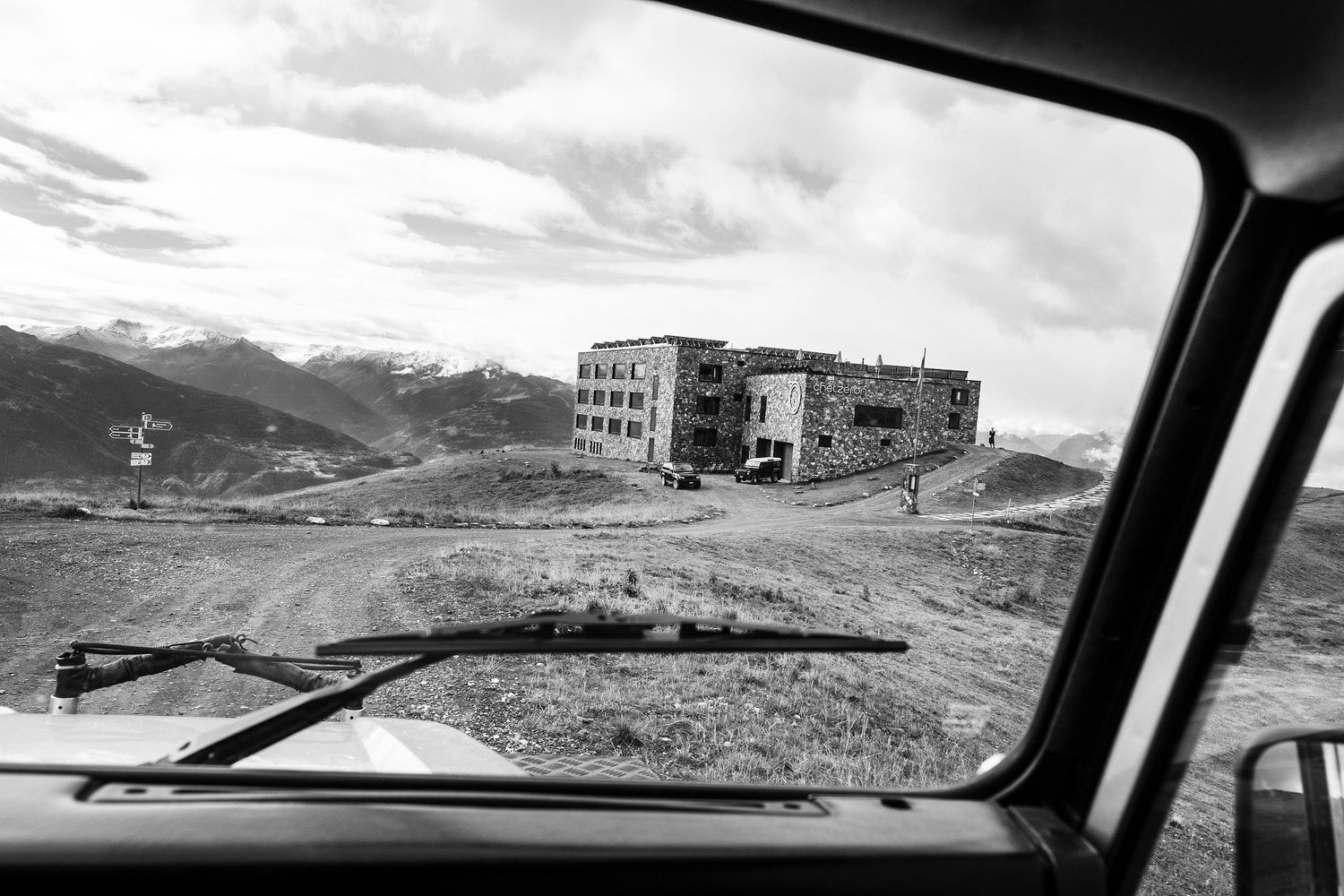 TLOOK photographe de mariage de style documentaire, Chetzeron à Crans-Montana portraits dans les montagnes