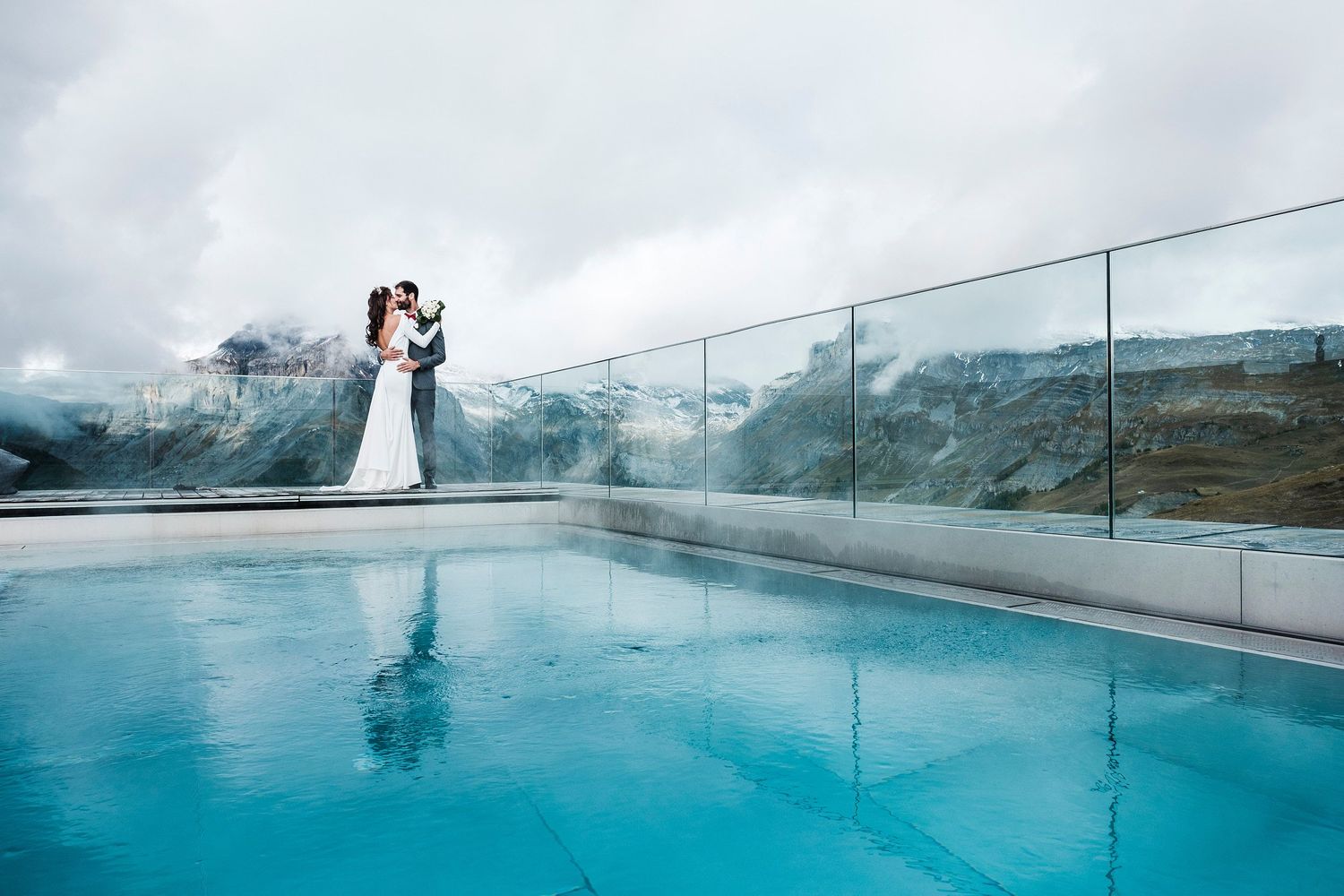 TLOOK photographe de mariage de style documentaire, Chetzeron à Crans-Montana portraits dans les montagnes
