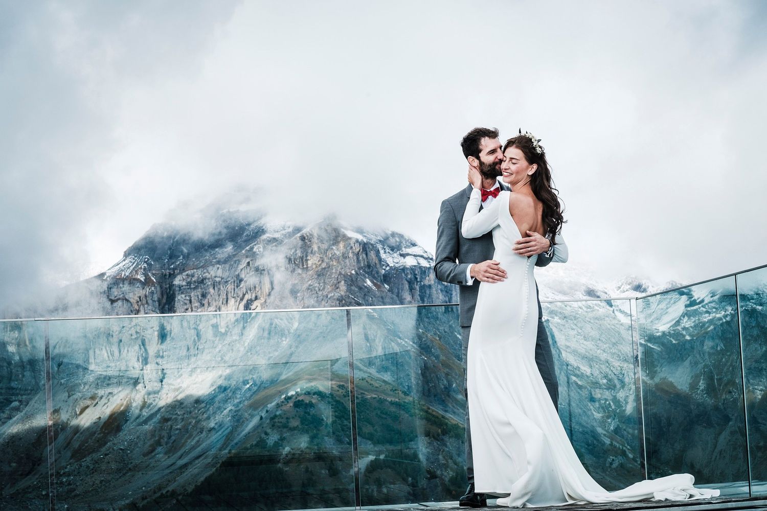 TLOOK photographe de mariage de style documentaire, Chetzeron à Crans-Montana portraits dans les montagnes