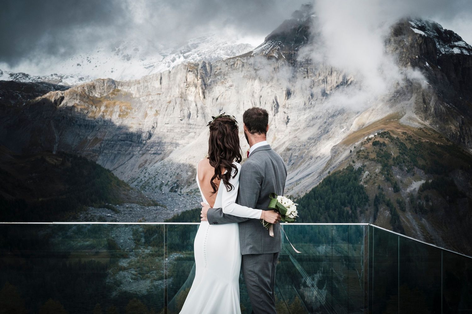 TLOOK photographe de mariage de style documentaire, Chetzeron à Crans-Montana portraits dans les montagnes