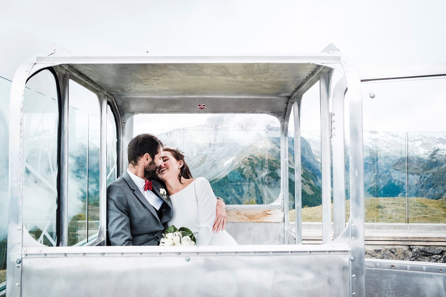 TLOOK photographe de mariage de style documentaire, Chetzeron à Crans-Montana portraits dans les montagnes