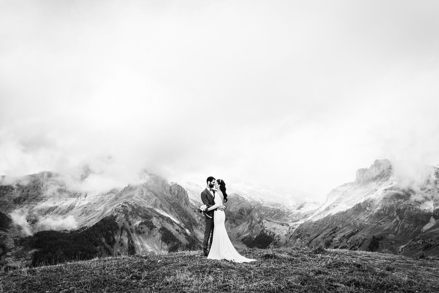 TLOOK photographe de mariage de style documentaire, Chetzeron à Crans-Montana portraits dans les montagnes