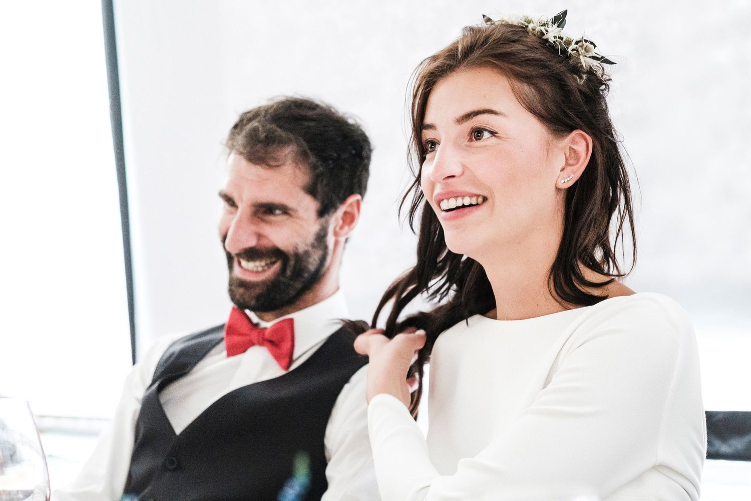 TLOOK photographe de mariage de style documentaire, Chetzeron à Crans-Montana soirée les mariés sont émus