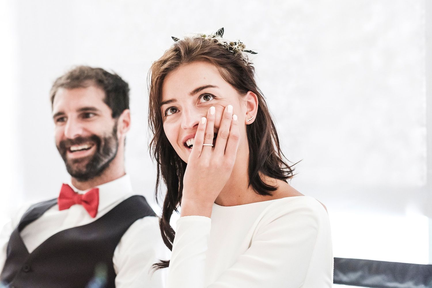 TLOOK photographe de mariage de style documentaire, Chetzeron à Crans-Montana soirée les mariés sont émus
