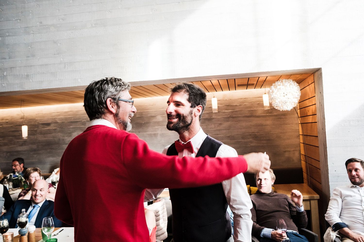 TLOOK photographe de mariage de style documentaire, Chetzeron à Crans-Montana soirée le papa salue le marié