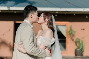 Bride preparing for her first look at Kyujin restaurant in Kuching, Sarawak.