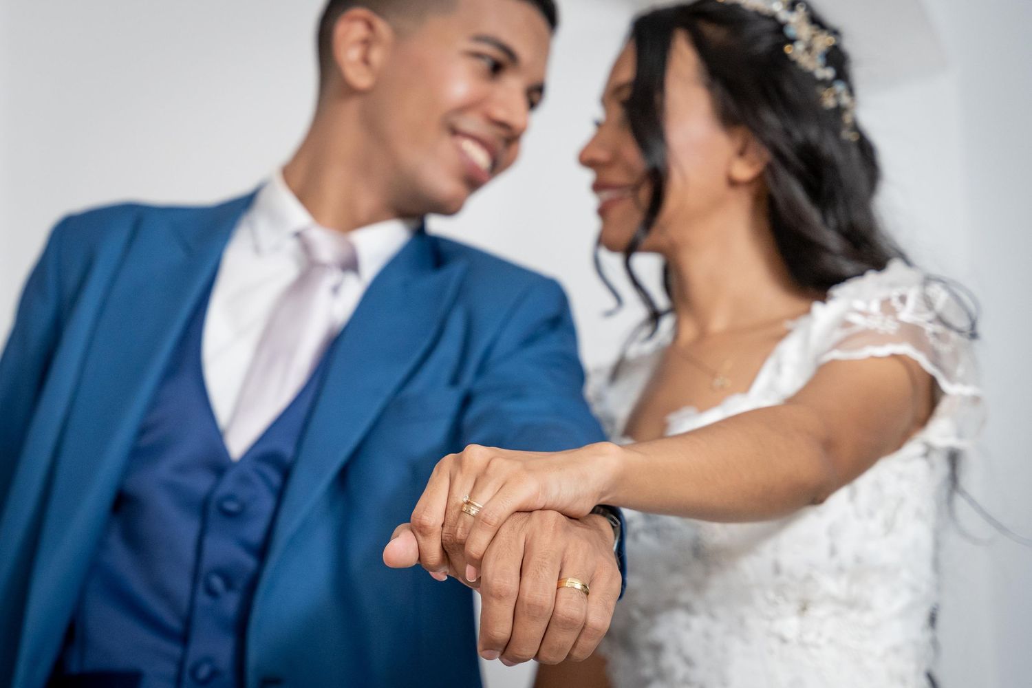 Imagen de un anillo de compromiso con detalles de filigrana, añadiendo un toque de romanticismo al look nupcial del 2024