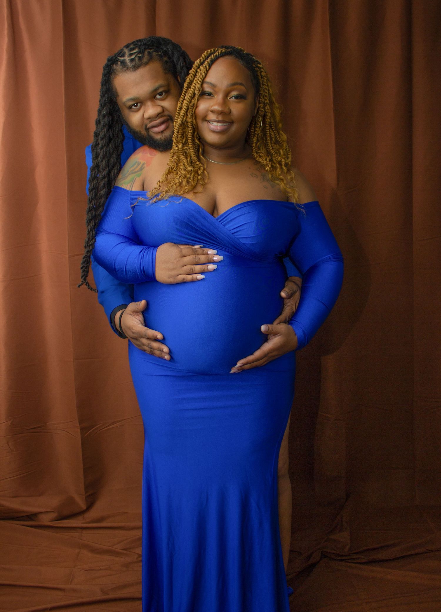 Picture of a couple in a maternity photoshoot.
