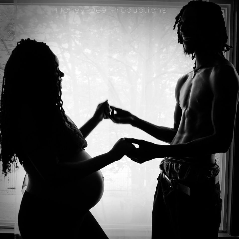 Black and white maternity silhouette photo.