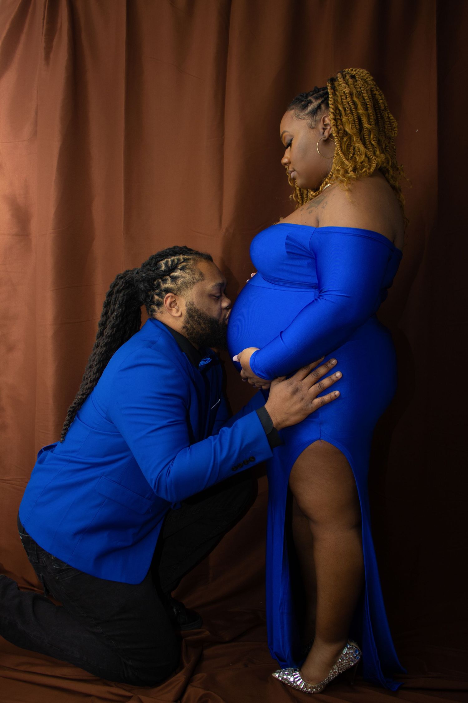 Picture of a couple in a maternity photoshoot.