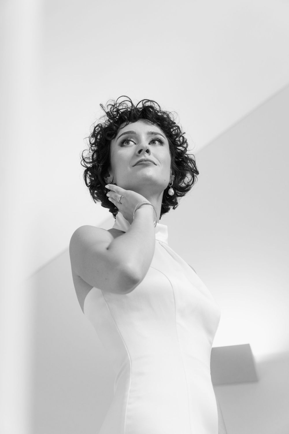 A bride with curly hair.
