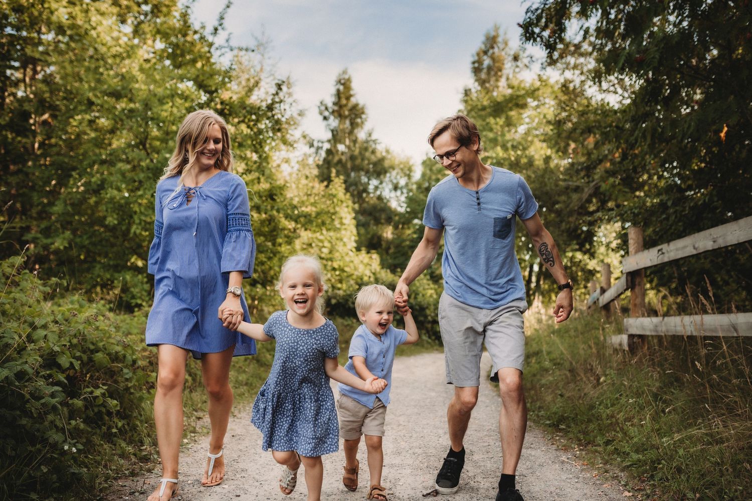 perepildid looduses, fotograaf, lõbusad lastefotod, pildistamine looduses, fotograaf Mai Harak