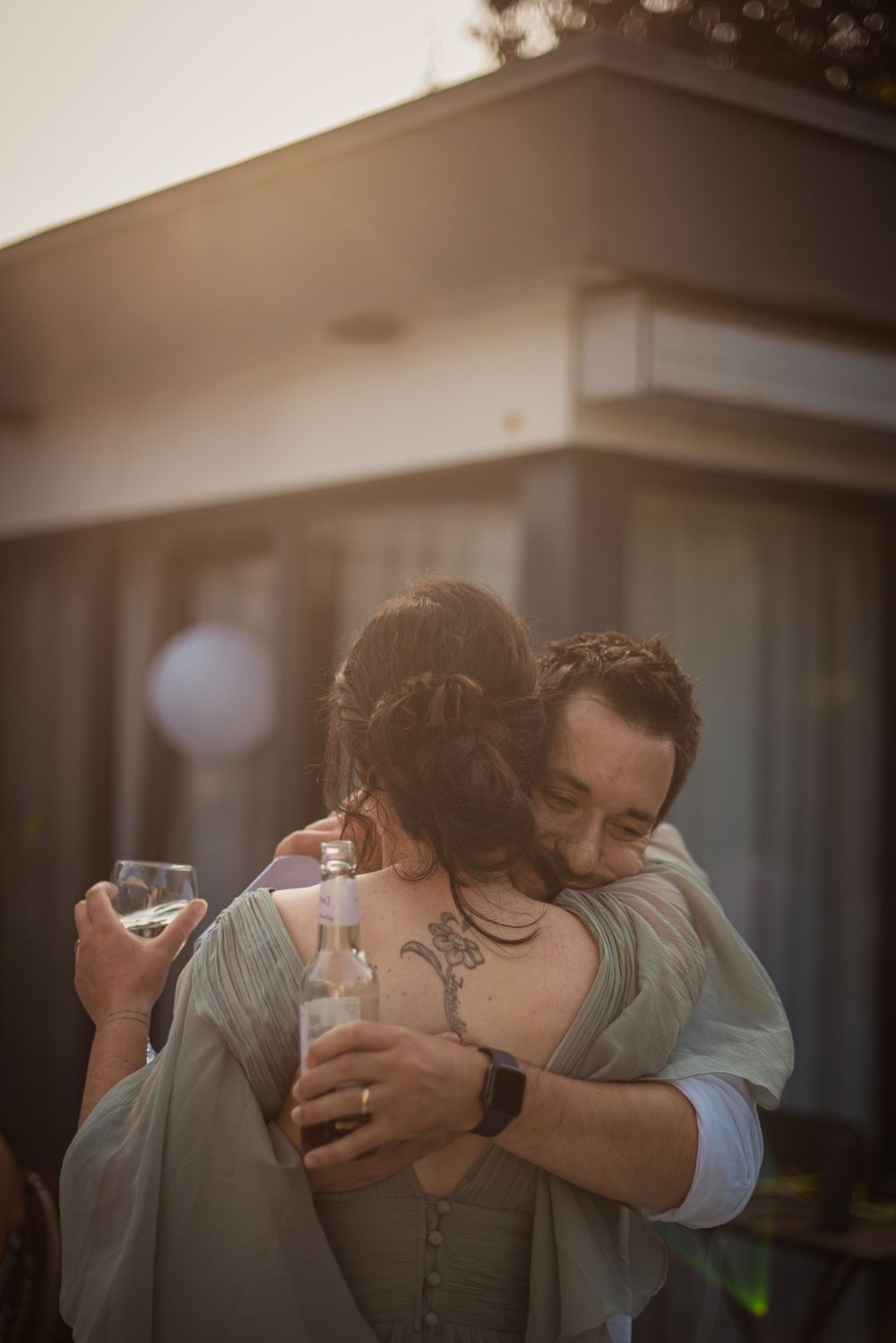 freie Trauung Bräutigam Umarmung Sonnenuntergang Liebe