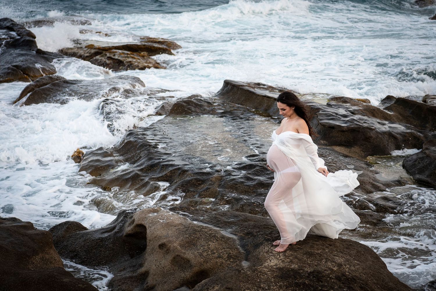 donna-maternità-scogli-bordighera-vestito-bianco
