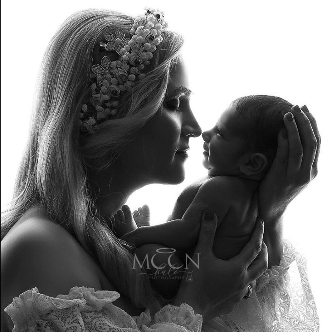 Expert newborn, maternity, family & cake smash photography in Hayes, West London. Studio & home sessions with props, backdrops & accessories