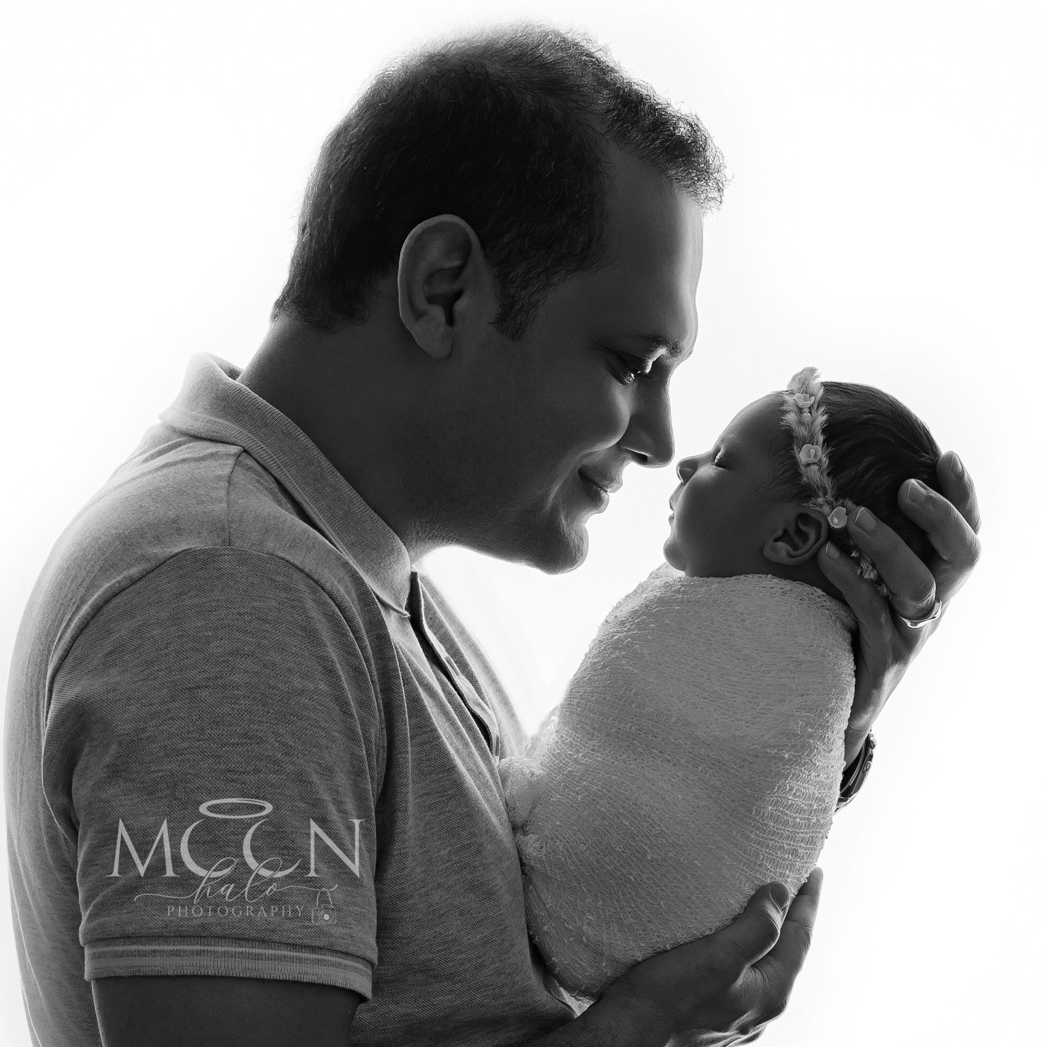 Expert newborn, maternity, family & cake smash photography in Hayes, West London. Studio & home sessions with props, backdrops & accessories