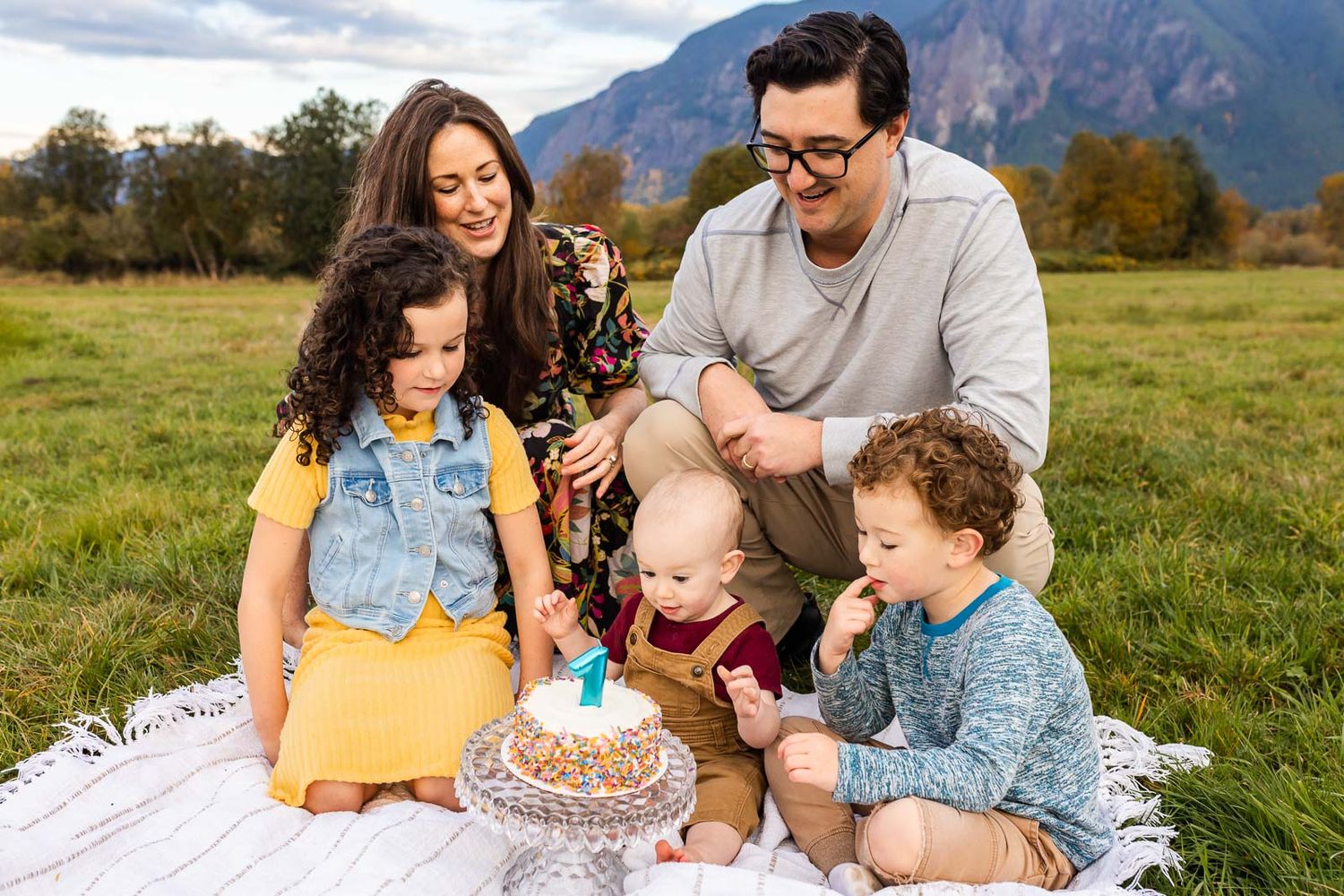 Cake smash with one year old and his family in North Bend.