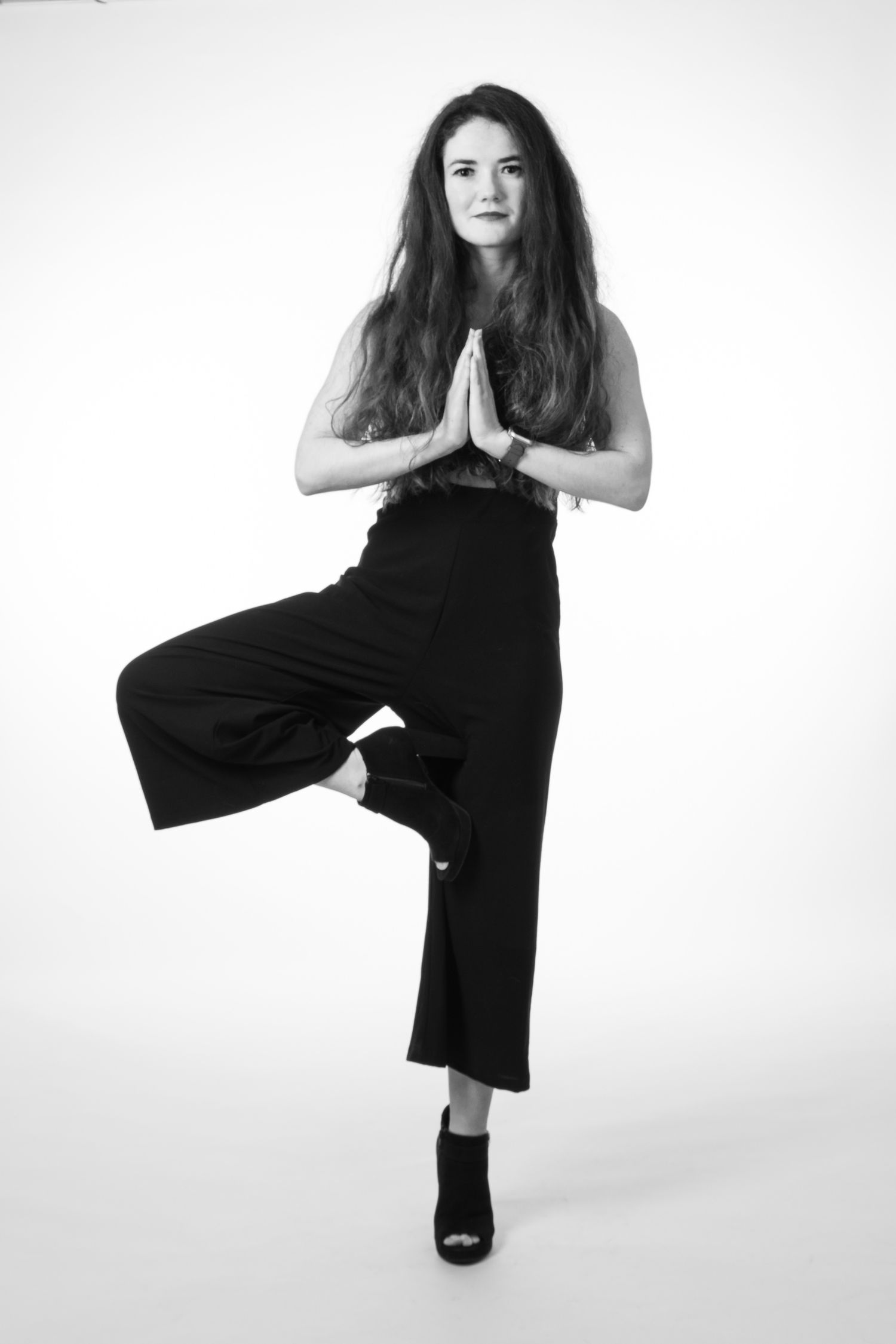 Portrait en noir et blanc de Maud Brechet par Philippe Lasserre. Jeune femme en talons en position de l'arbre (yoga).