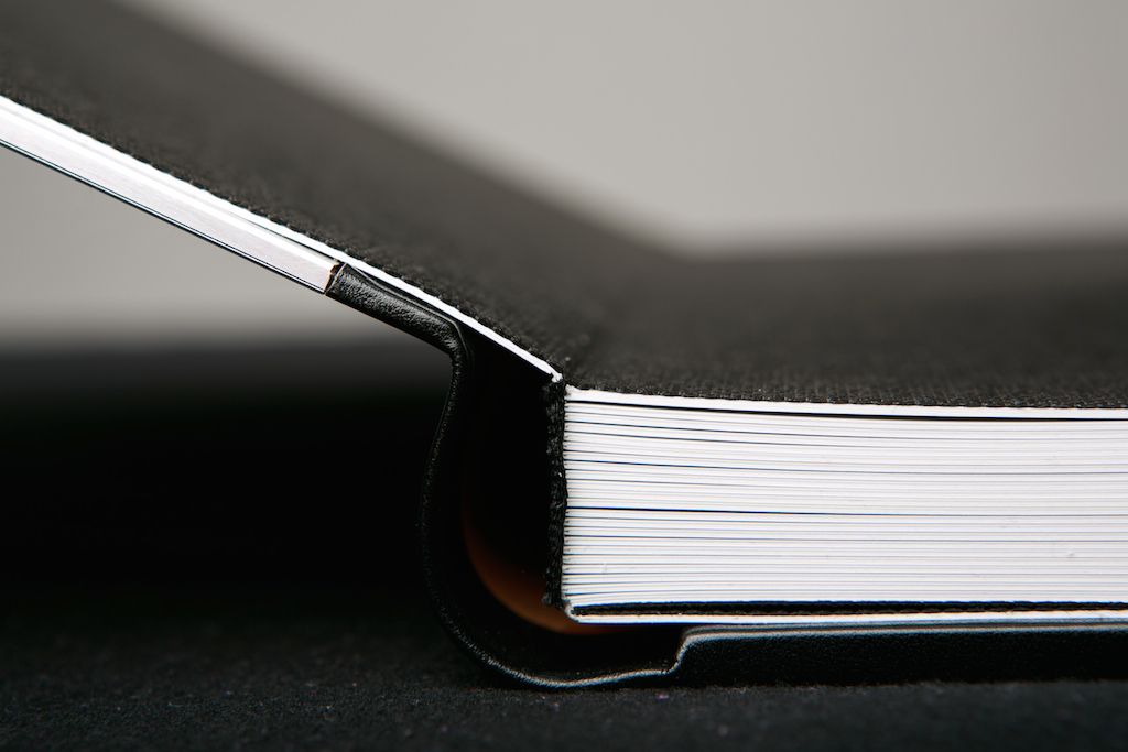 Beautiful wedding album from Graphistudio, with printed metal cover, matte and glossy metalic paper. Best wedding albums