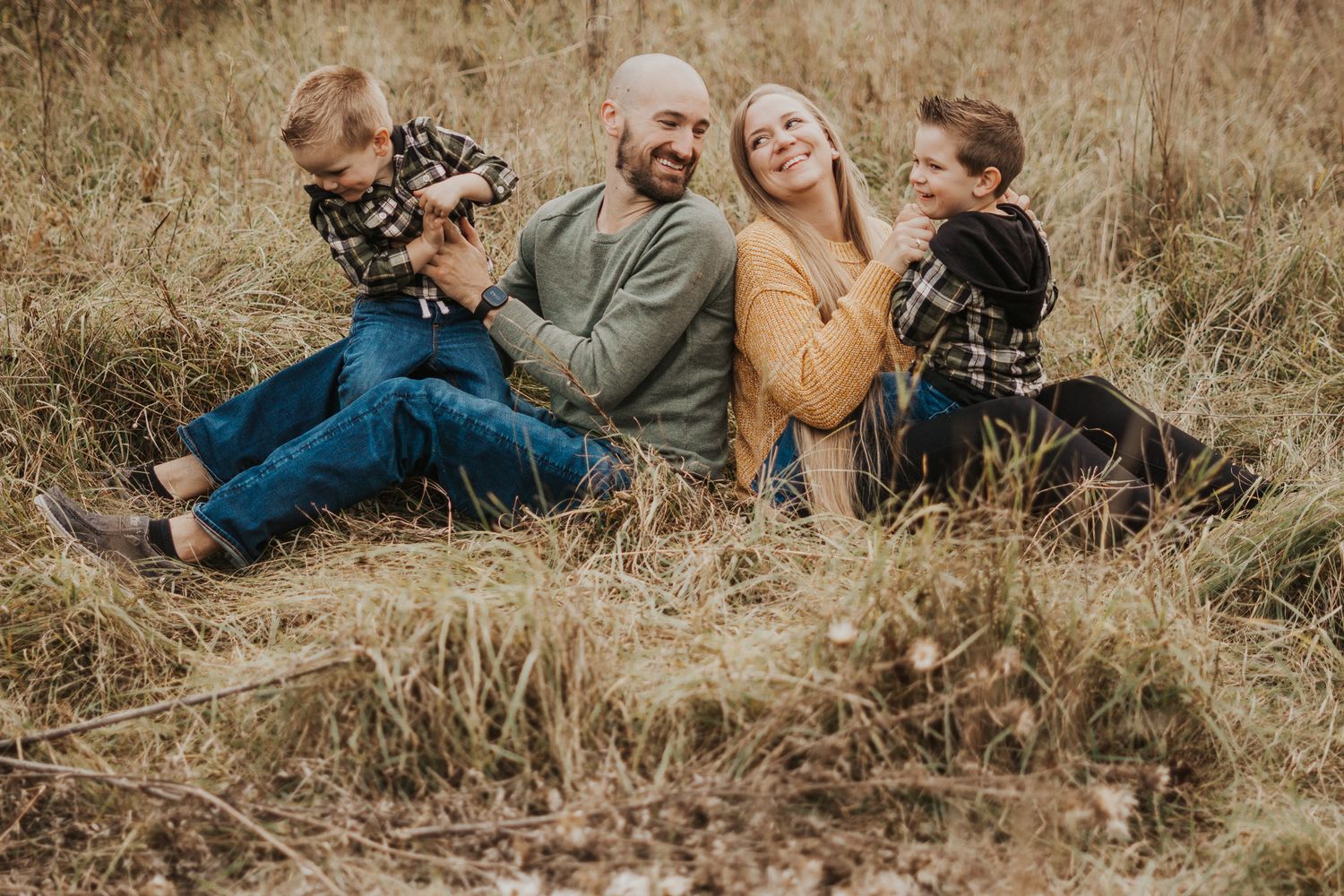 Relaxed family photography session showing natural interactions in an outdoor setting.