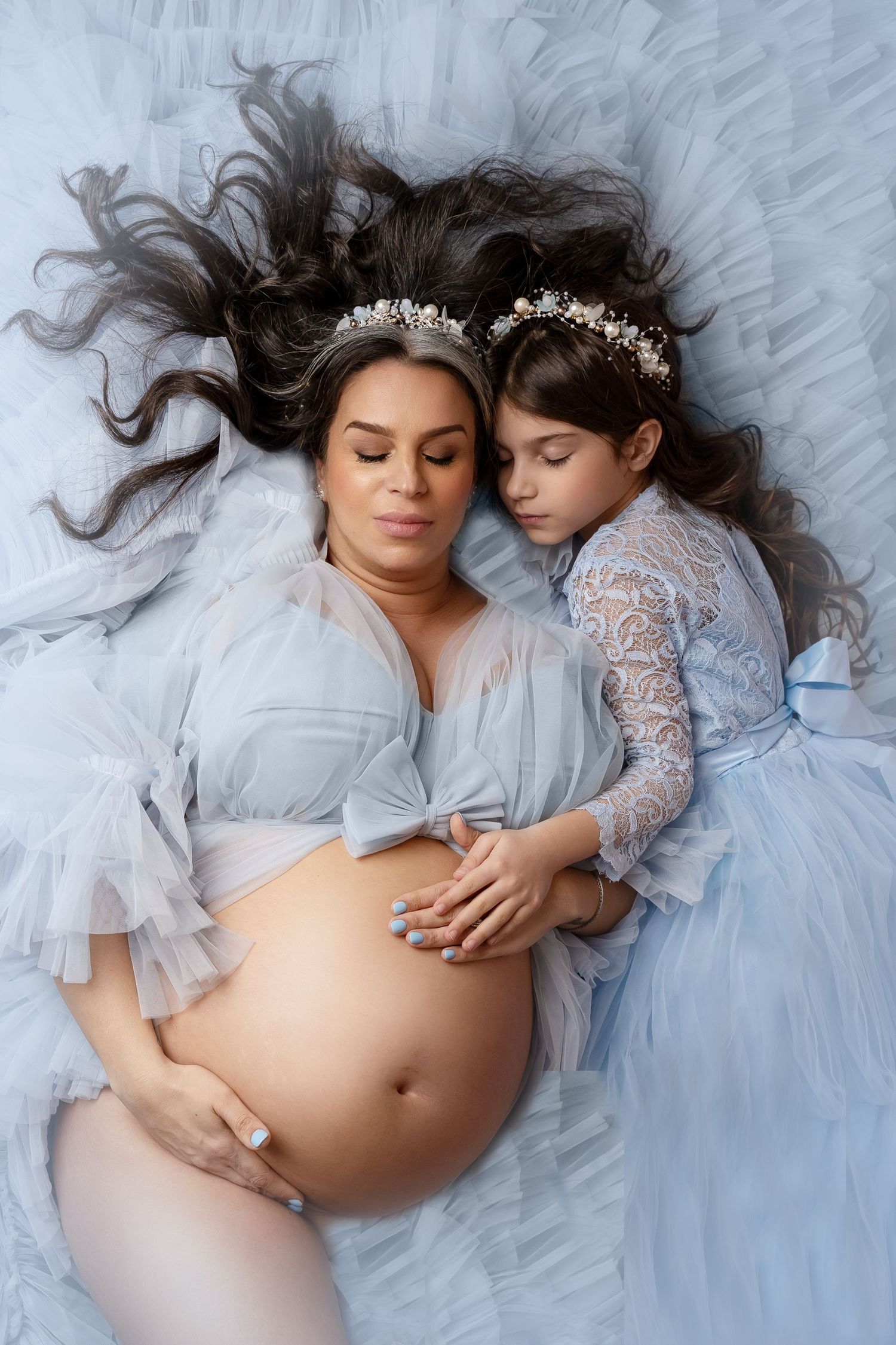 Expert newborn, maternity, family & cake smash photography in Hayes, West London. Studio & home sessions with props, backdrops & accessories
